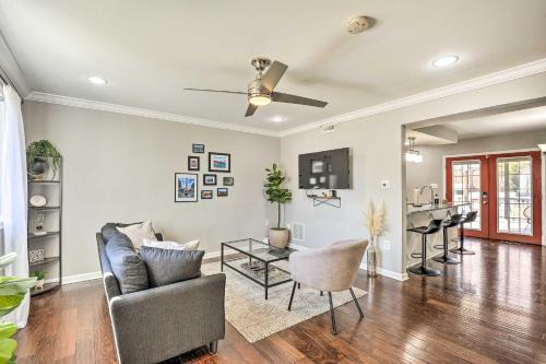 Chic Townhome w/Deck: 6 Mi to Dtwn Baltimore in Baltimore