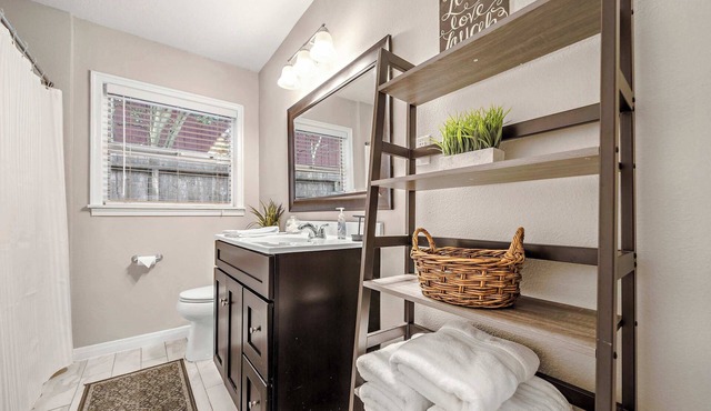 City Gateway 3BR Base: Large Yard & Parking