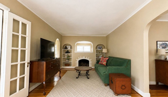 Classic Kansas City Tudor in Brookside/Waldo. Prime location. Sleeps 8