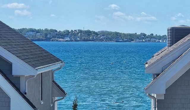 Coastal Stay 2 Modern Ocean View Apartments Walk to Beach 4 Free Parking Spaces