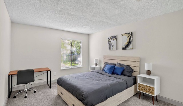 Comfortable 1-bedroom with cozy living in Lenexa