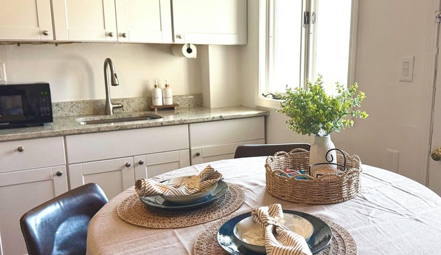 Comfortable 2-BR Apt, Eat-In Kitchen & Parking, Quiet Location+Train to Boston in Dedham