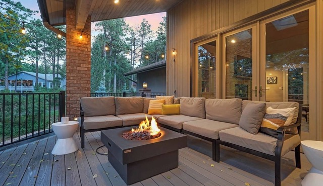 Contemporary Mtn 4 BDRM + Hot Tub + Fire-pit Close to USAFA & 6 Wedding Venues