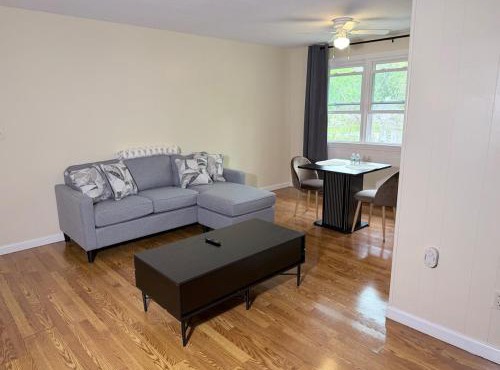 Convenient Stays-with Free Parking, Heat&AC Apt 7
