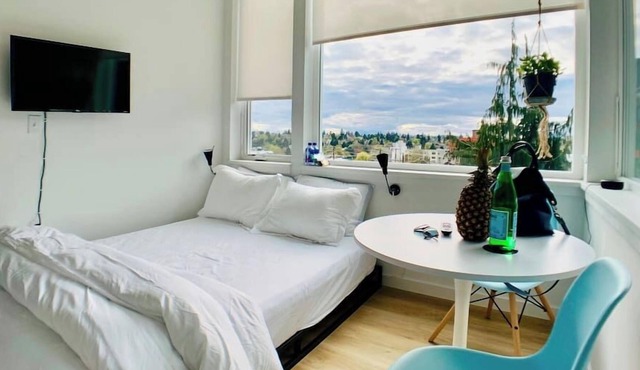 Corner unit studio with natural light and premium amenities for a very comfortable quick stay. in Seattle