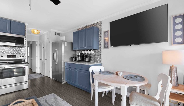 Couples Retreat with Modern Vibes. Ocean Views from Balcony. King Bed - C353