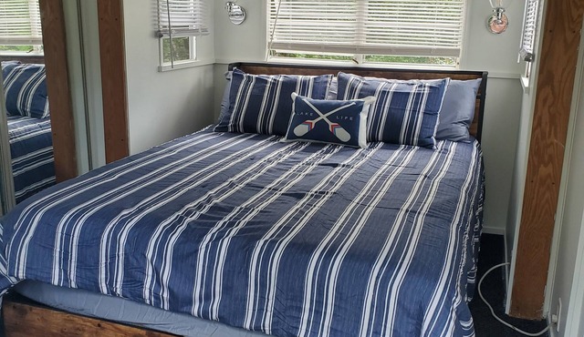 Cozy 1-bdrm Glamping Trailer set in the woods of tranquil Alexandria - AC, WiFi