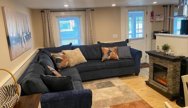 Cozy 2-Bed Lakefront Weirs Beach