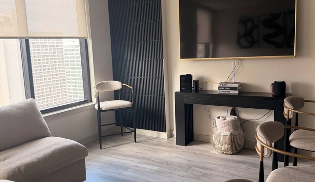 Cozy 2-bedroom High-Rise apt in Downtown Atlanta w/pool, gym, & rooftop access.