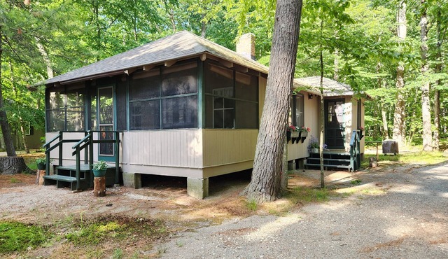 Cozy 2-bedroom Lakeside Cottage in Stow with WiFi
