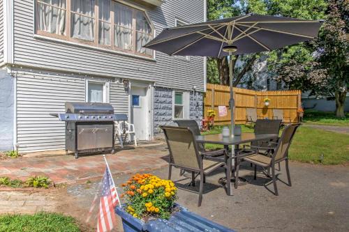 Cozy Agawam Studio w/Yard: 2 Miles to Six Flags!