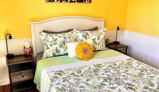 Cozy and private. 6 min drive to Beach with volcanic views.