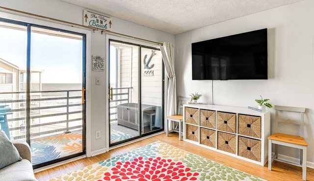 Cozy Beachfront Condo w/Wifi, Views & Pool Access