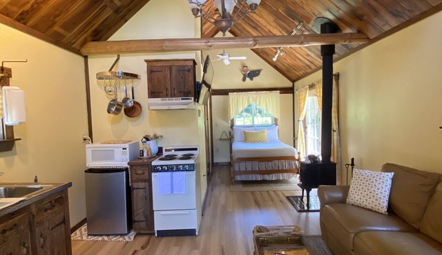 Cozy Cabin + Hot Tub 30mins to Lakes & Trails