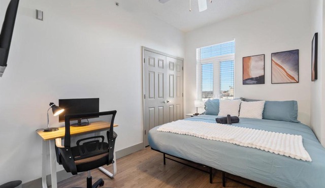 Cozy City Charm - Spacious, Parking, Balcony, Gym