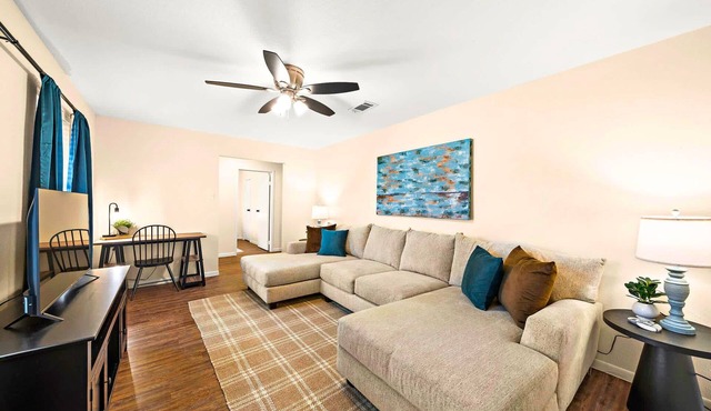 Cozy Coastal Stay: Near Kemah + NASA | BBQ | Beach