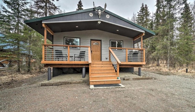 Cozy Downtown Soldotna Cabin: Dogs Welcome!