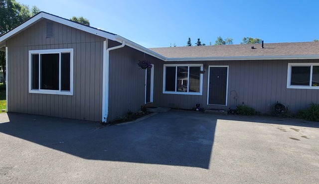 Cozy in Kenai Close to mouth of Kenai River and Beach access.