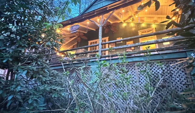 Cozy Mount Gretna Chautauqua Cottage near Hershey with treehouse porch