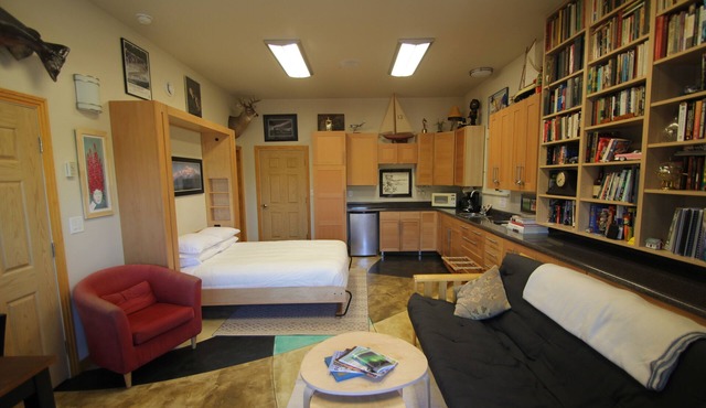 Cozy Studio apartment with a Courtyard