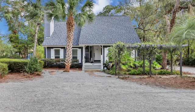Cozy three bedroom cottage near the May River with a pool and boat parking