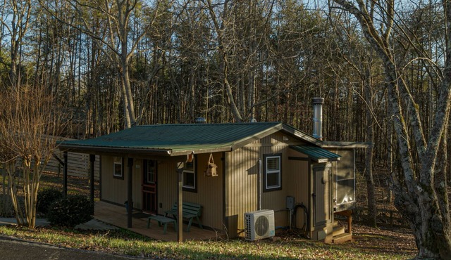 Cozy Waterfront Escape near Helen & Vineyards FREE night with 3 night stay