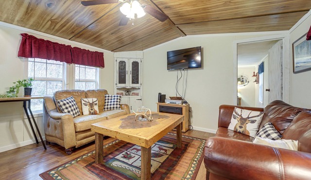 Cozy Waynesville Home w/Porch by Blue Ridge Pkwy