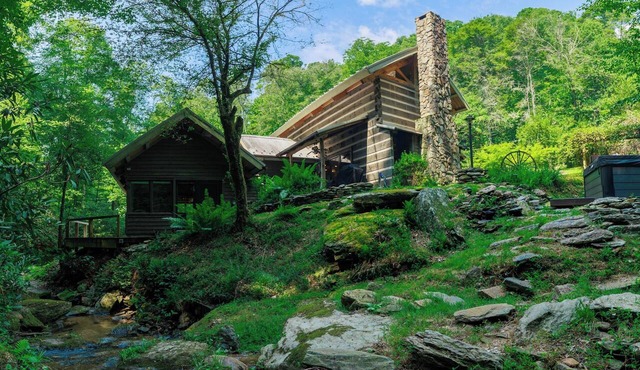 Creekside Cabin - Romantic Couples Getaway!