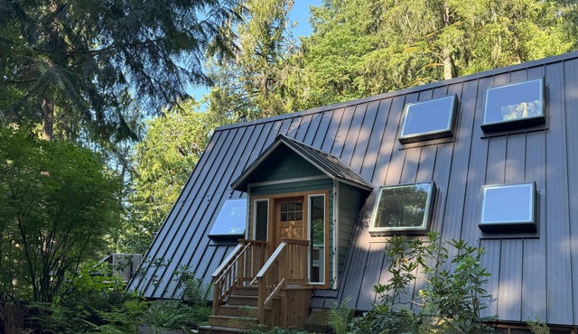 Custom cabin overlooking the McKenzie River. River access, hot tub, and solitude