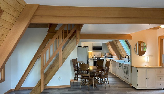 Custom cabin overlooking the McKenzie River. River access, hot tub, and solitude in Springfield