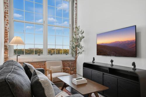 Cute 1BD Apartment Facing Paris Mtn