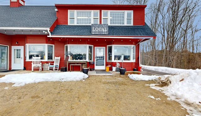 Cute studio convenient to town, lakes and mountains with partial AC