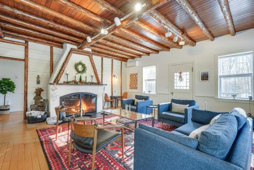 Deck & Fire Pit: Cottage Near Monadnock State Park