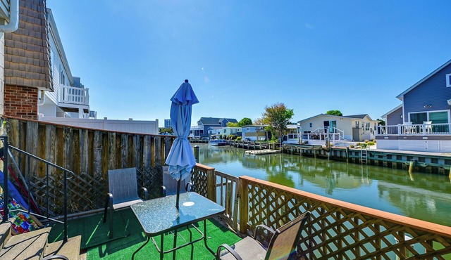 Deck w/Canal Access: Ocean City Townhome