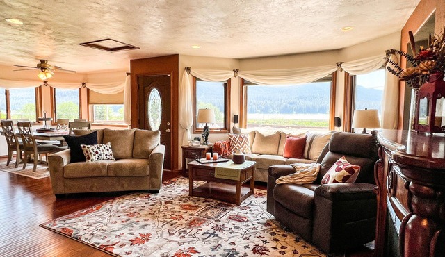 Delightful 3-bedroom house with WiFi in Juneau, AK, centrally located.