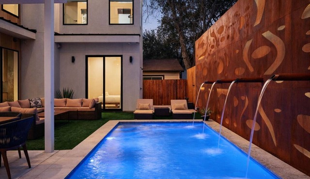 Downtown Austin Luxury Oasis - Private Pool and Hot Tub with 9 Bedrooms 6 Bath