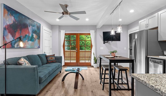 Downtown Suite: Private Fenced Oasis