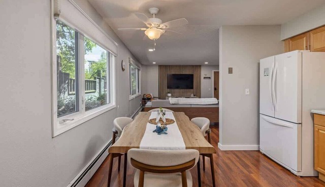 Downtown Urban Retreat Sleeps 4 King Bed