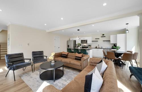 Elegant Double Story Bloomfield 3 Kings 2 Queens Massive House