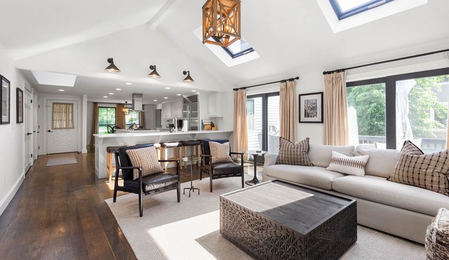 Elegant Downtown Retreat 5 Bedrooms & First Floor Primary Suite