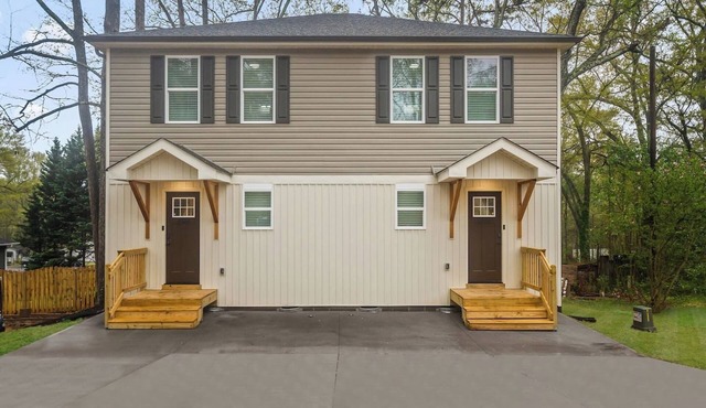 Entire Duplex w/2 Private Decks | Sleeps 12 | Great for Groups | 10 min to GVL