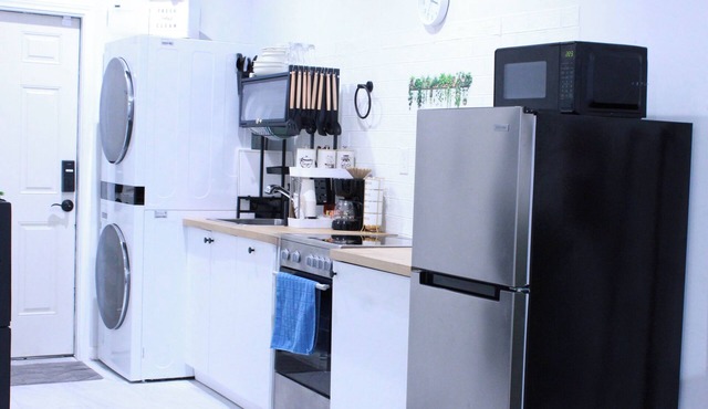 Entire studio w/private entrance near Hwy, Playgrounds and parks