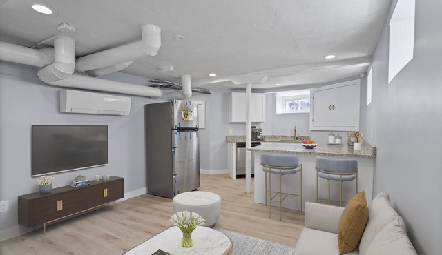 (ENTIRE UNIT)Swampscott Apt, Lots Of Natural Light, 20 mins To Swampscott Beach