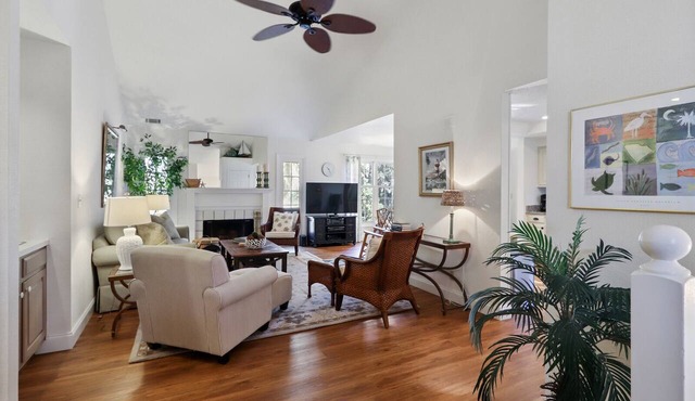 Evian 287 - Gorgeous 2 Bedroom Condo - 2nd Floor Walk Up Flat