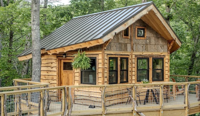 Exclusive Luxury Treehouse Escape with Soaking Tub & Pizza Oven Near Waterfalls, Zirconia, NC