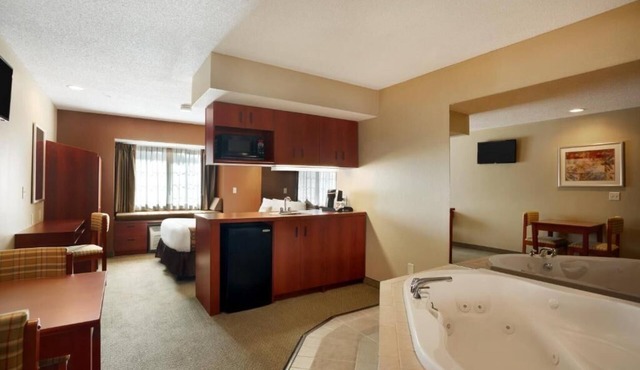 Experience Exceptional Hospitality- w/Hot tub ,Cozy rooms one/Two Queen bed. in Dover
