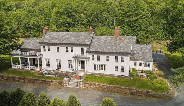 Fabulous 7-bedroom bed & breakfast in charming Newport with AC