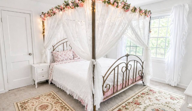 Fairytale Castle Hot Tub Sleeps 10 By WORLD CUP & Downtown Atlanta