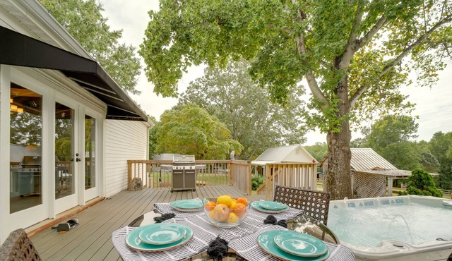 Family-Friendly Landrum Farmhouse: Deck & Swim Spa