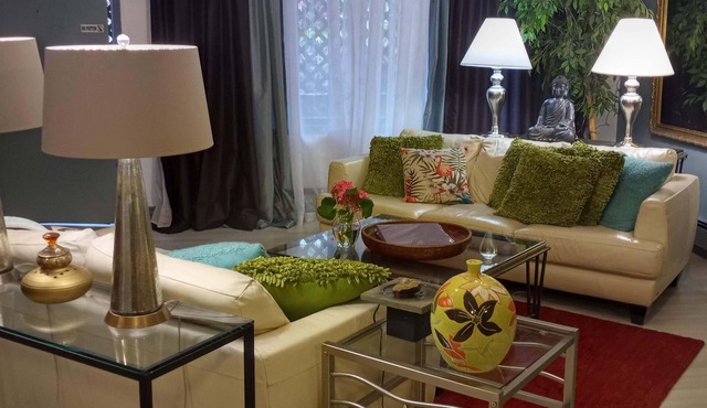 Family or Corporate Comfort. 8+ minutes to airport & walk to great dining!